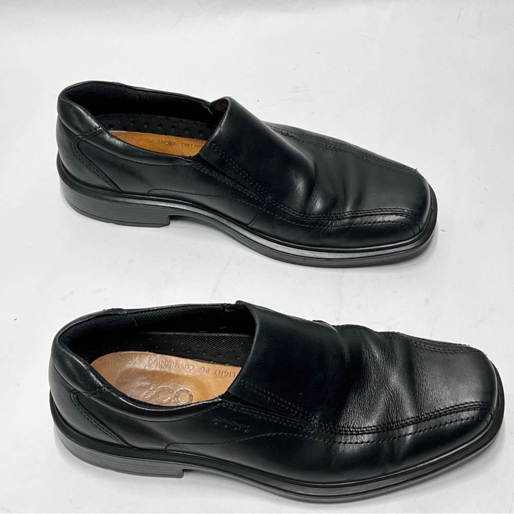 ECCO Men’s Size 42 Black slip on shoe.
